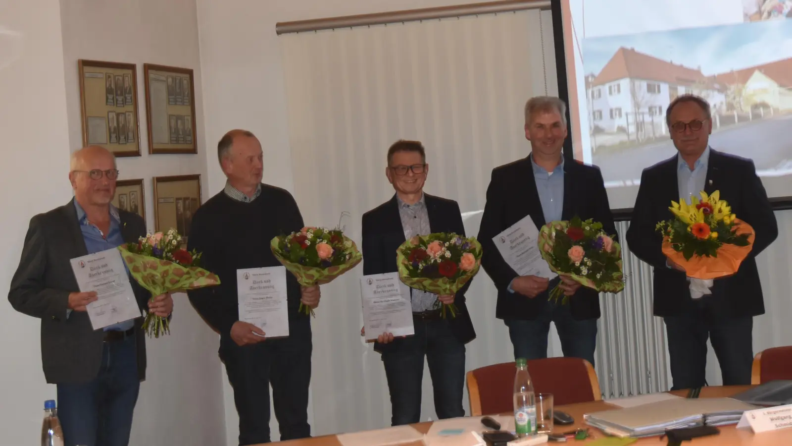 Bürgermeister Wolfgang Schmidt (rechts) verabschiedete seinen dritten Bürgermeister Reinhold Helm sowie die Gemeinderäte Dr. Charly Masanetz, Jürgen Binder und Gerhard Körner (weiter von rechts). (Foto: Anita Dlugoß)