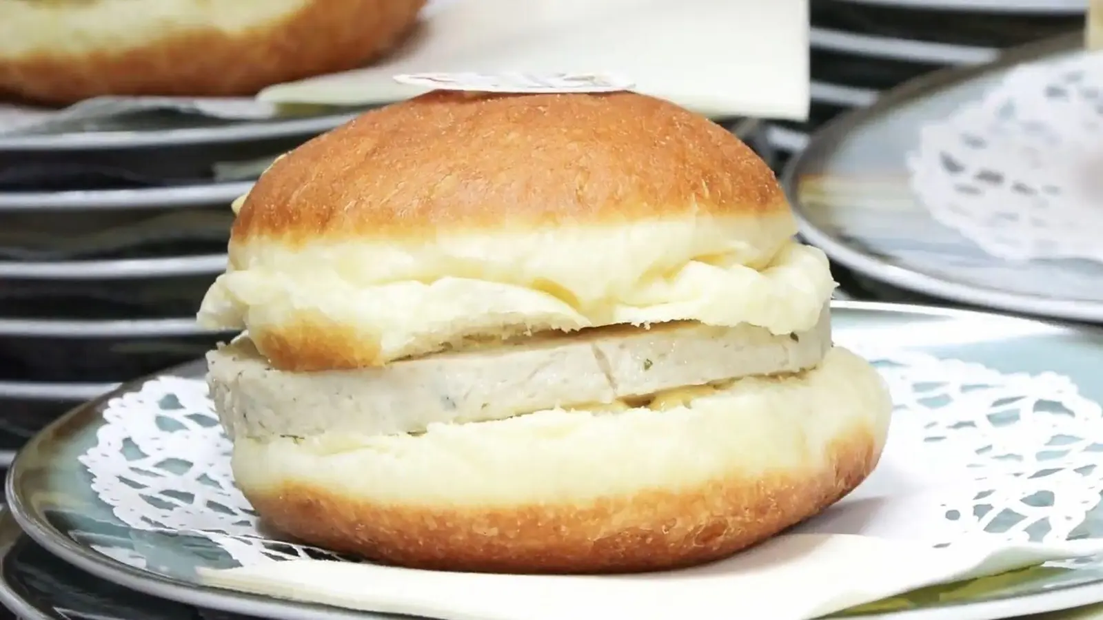 Münchens Wirtschaftsreferent sieht in dem Krapfen eine Art bayerischen Burger. (Foto: -/München TV/dpa)