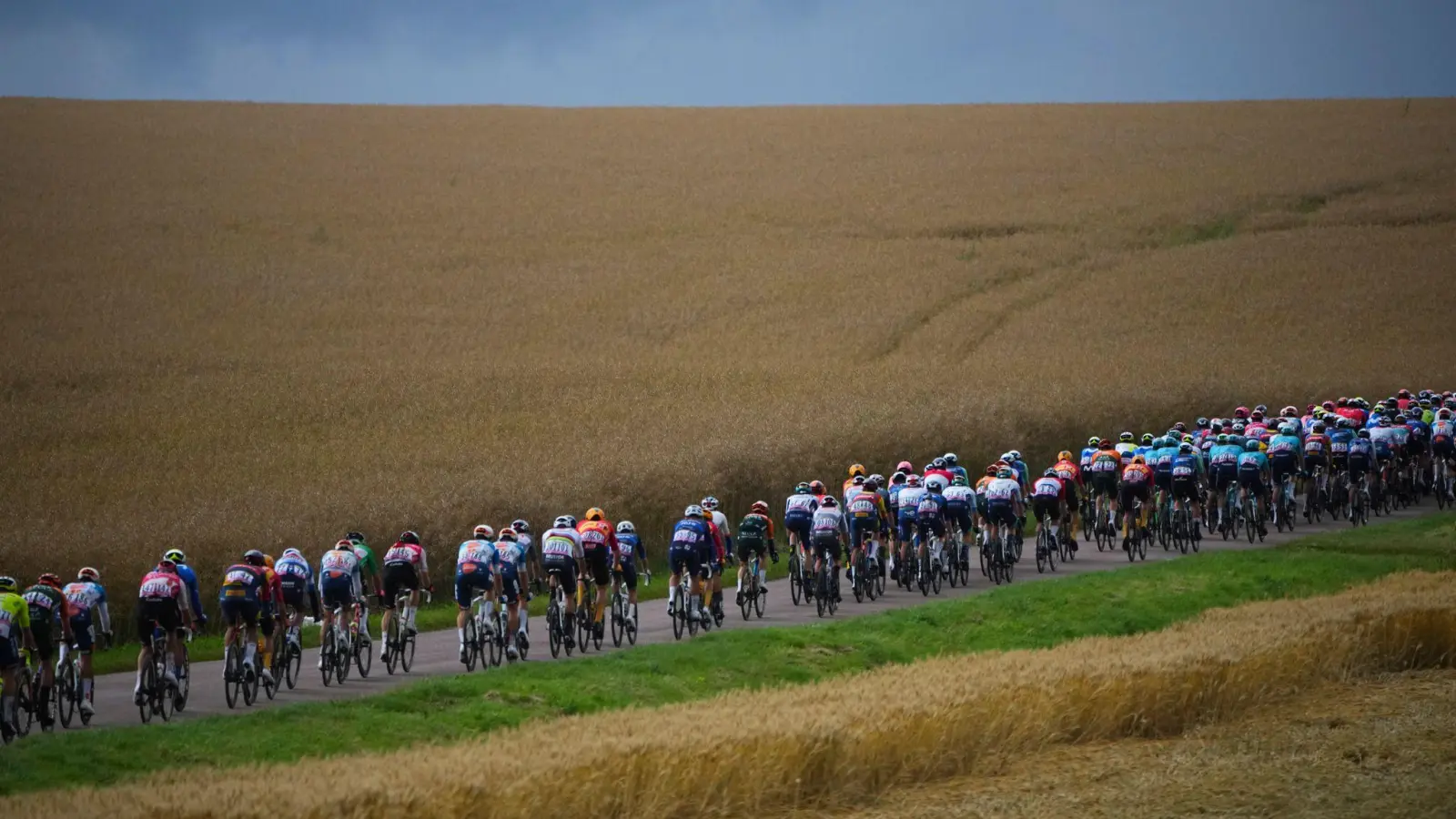 Nach der Tour-Etappe herrschte besonders unter den norwegischen Fahrern gedrückte Stimmung. (Foto: Daniel Cole/AP)