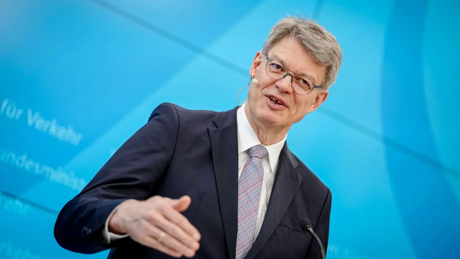 Minister Schnieder: Fast zwei Dutzend Maßnahmen für einen pünktlicheren Bahnverkehr. (Foto: Kay Nietfeld/dpa)