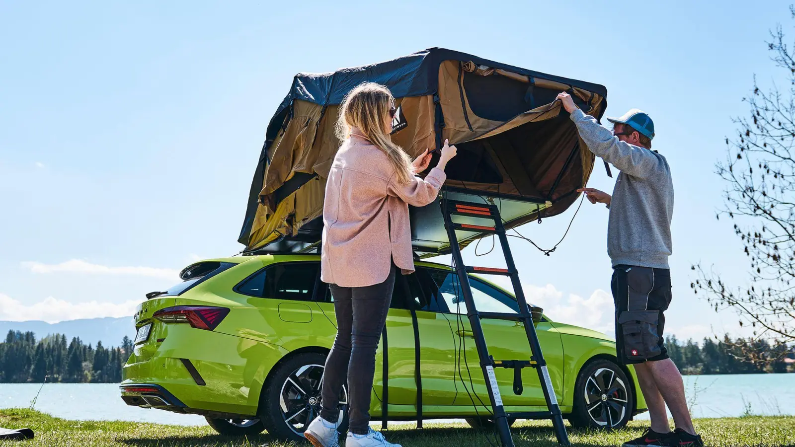 Auf dem Dach zelten? Wer nicht auf dem Boden schlafen will, kann auf Dachzelte zurückgreifen. Sieben Modelle ohne Hartschale hat der ADAC in seinem aktuellen Test überprüft und alle gelobt. (Foto: Rasmus Kaessmann/ADAC/dpa-tmn)