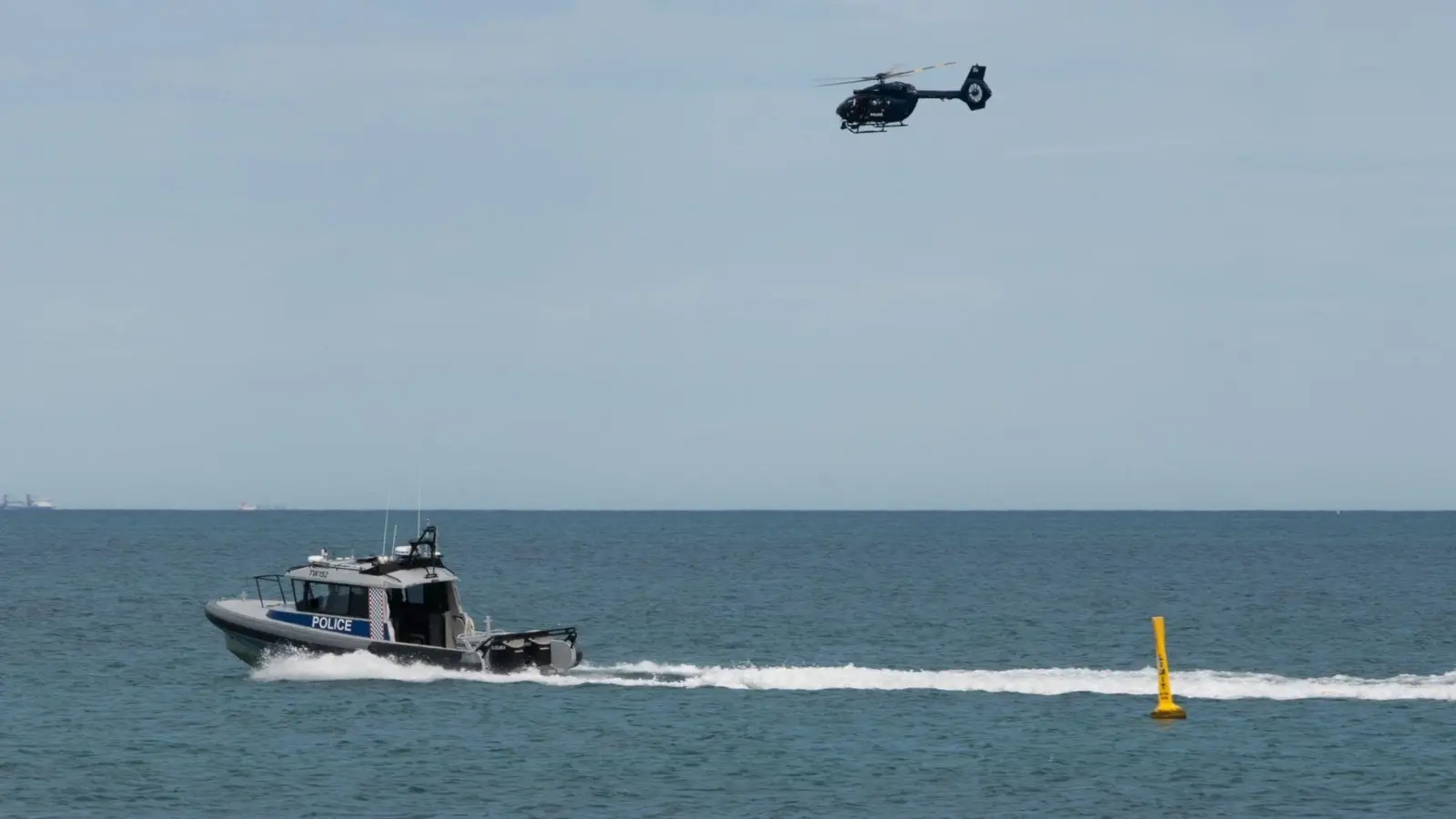Einsatzkräfte suchten mit Booten und einem Helikopter nach dem Opfer.  (Foto: Andrew O'Connor/Australian Broadcasting Corp/AP/dpa)