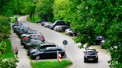 Der Rezatparkplatz Mitte. Wird der Umgestaltungsplan des Bürgerrates Wirklichkeit, wird ein Teil der Stellplätze wegfallen. (Archivbild: Jim Albright)