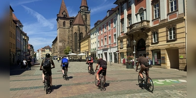 Auf die großen Plätze in der Innenstadt, etwa der Martin-Luther-Platz, zielt die CSU nicht ab. Diese sollen auch in Zukunft für den Radverkehr nutzbar sein. (Archivfoto: Oliver Herbst)