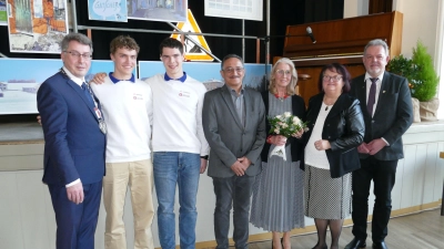 Wolfgang Lampe freute sich mit Andreas Schmidt, Kilian Fink, Azar Valizada und Petra Tatsch über die Auszeichnung. Lampes Stellvertreter Ruth Halbritter und Herrmann Schuch schlossen sich den Gratulationen an (von links). (Foto: Sylvia Fehlinger)