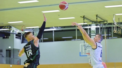 Die einen wollen den Abstieg verhindern, die anderen die Meisterschaft gewinnen: Manuel Rockmann vom TTV Neustadt (links) und David Kurpiela von hapa Ansbach. (Foto: Martin Rügner)