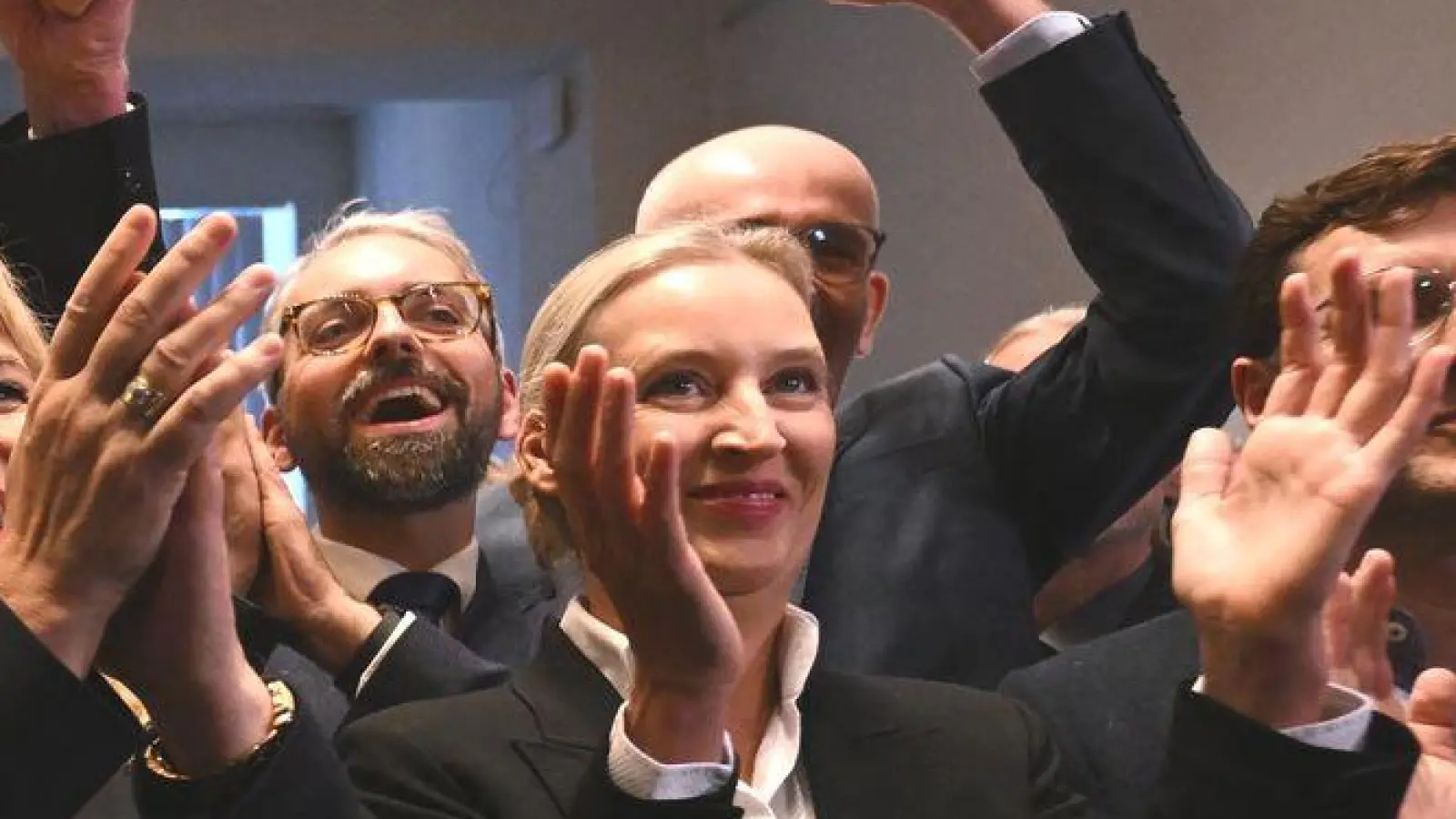 AfD-Chefin Alice Weidel (zweite von rechts) feiert mit der Berliner AfD und fordert von Bundeskanzler Friedrich Merz nach dem schlechten Wahlergebnis in Mecklenburg-Vorpommern Konsequenzen. (Foto: Britta Pedersen/dpa)