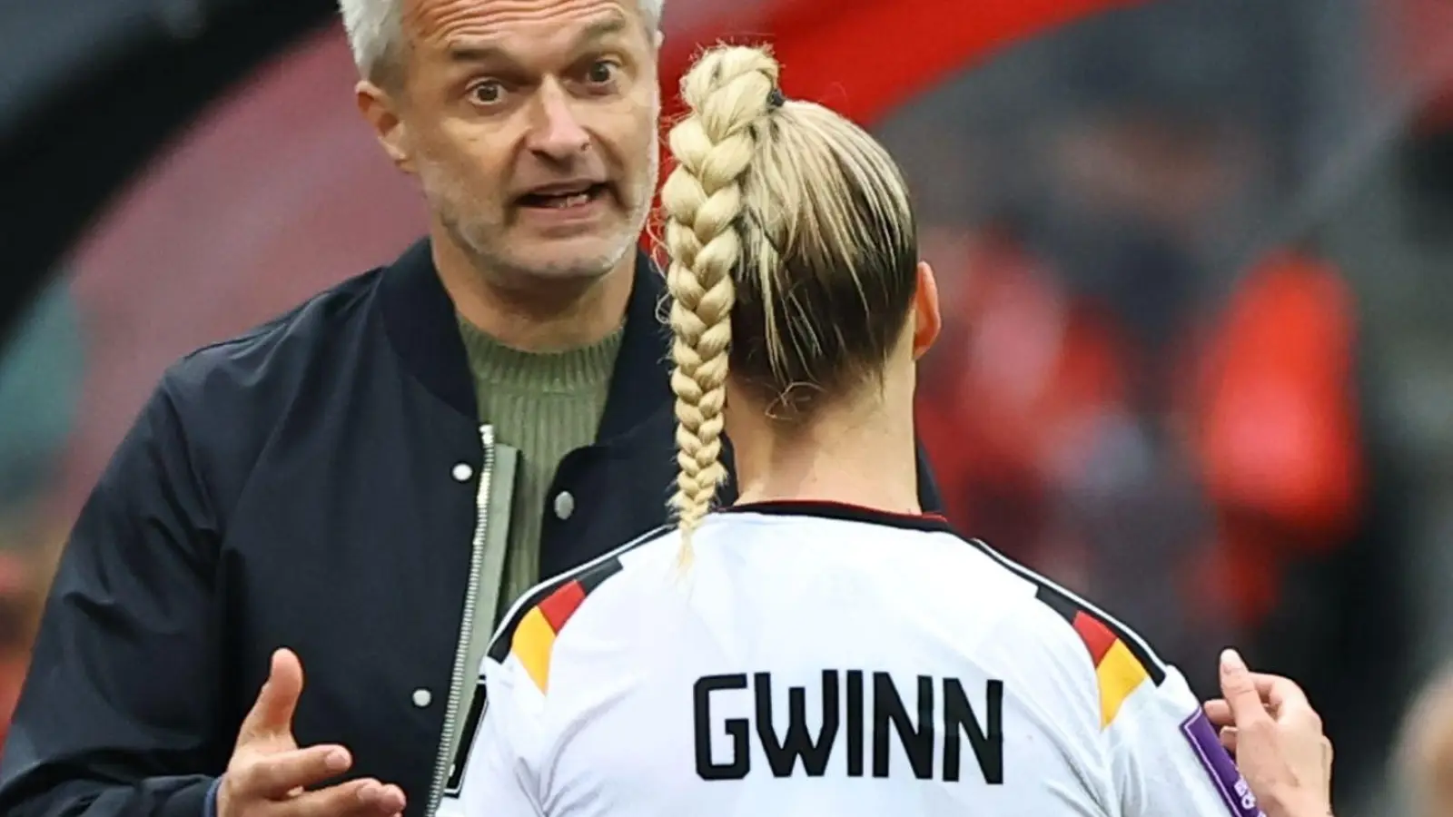 Im Dialog: Bundestrainer Christian Wück und DFB-Kapitänin Giulia Gwinn. (Foto: Daniel Karmann/dpa)