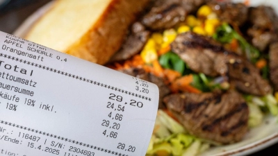 Trotz weiter hoher Preise wollen viele künftig öfter essen gehen. (Archivbild) (Foto: Sina Schuldt/dpa)