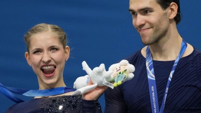 Minerva Hase (l) und Nikita Volodin (r) freuten sich über Bronze. (Foto: Stephanie Scarbrough/AP/dpa)