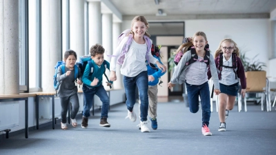 Dass Freunde aus dem Kindergarten auf dieselbe Schule gehen, muss nicht das Hauptkriterium für eine Schule sein. Oft finden sich auf dem Pausenhof ganz schnell neue Freunde. (Foto: Westend61/dpa-tmn)