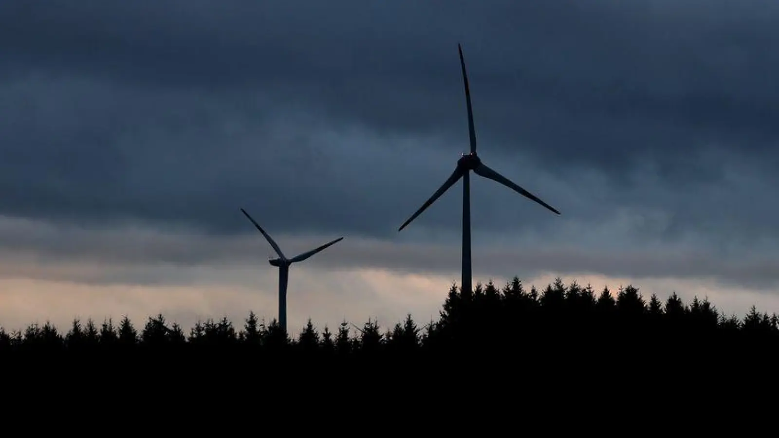 Vor allem beim Windkraft-Ausbau läuft in Bayern der Studie zufolge längst nicht alles rund. (Archivbild) (Foto: Karl-Josef Hildenbrand/dpa)