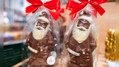 Verbraucherinnen und Verbraucher müssen für Schokoladenweihnachtsmänner mehr Zahlen als vor einem Jahr.  (Foto: Alicia Windzio/dpa)