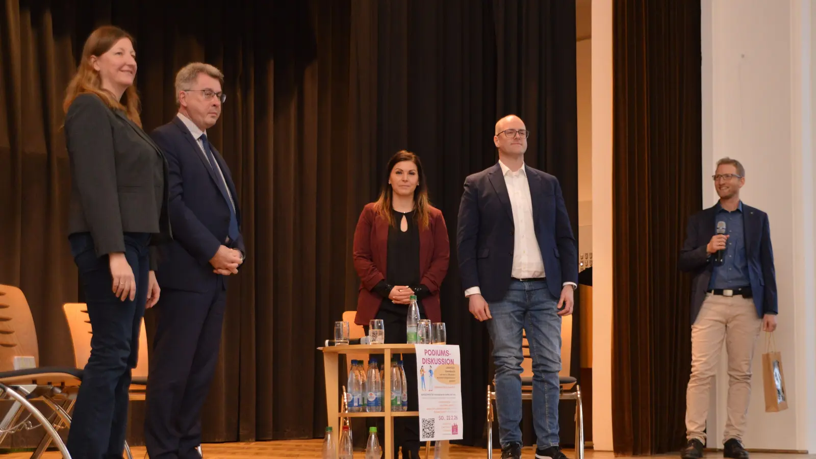 Dekan Max von Egidy (rechts) vom Uffenheimer Bündnis gegen Rechtsextremismus organisierte die Podiumsdiskussion mit. Auf der Bühne präsentierten sich (von links) Yvonne Hirsch (Grüne), Bürgermeister Wolfgang Lampe (SPD), Anna-Lena Langmann-Göller (FWG) und Thomas Schmitt (Bürgerliste).  (Foto: Johannes Zimmermann)
