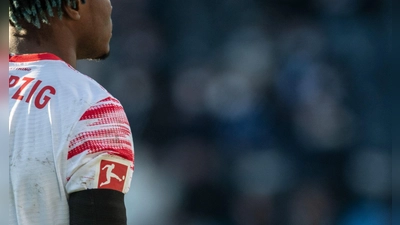 Im Gedenken an die Opfer der Amok-Fahrt von Leipzig läuft RB gegen den FC St. Pauli mit Trauerflor auf. (Archivbild) (Foto: Bernd Thissen/dpa)