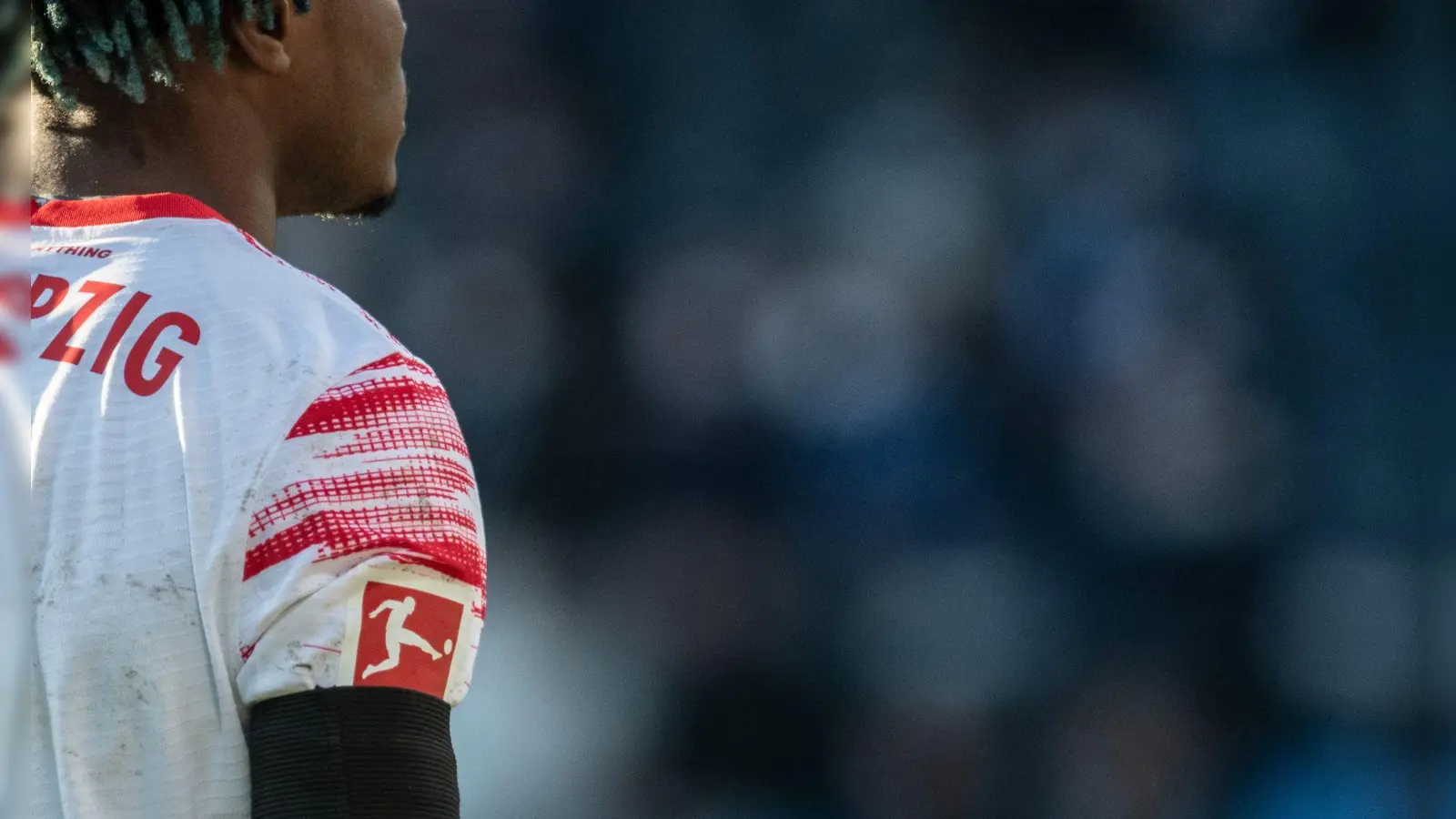 Im Gedenken an die Opfer der Amok-Fahrt von Leipzig läuft RB gegen den FC St. Pauli mit Trauerflor auf. (Archivbild) (Foto: Bernd Thissen/dpa)