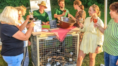 Wo sonst lässt es sich schöner bei einem Glas Wein den Sonnenuntergang genießen? Paradies Pur statt. Rund um das Aushängeschild Weinparadiesscheune werden sich 12 Weingüter präsentieren. (Foto: Weinparadies Franken/Kerstin Kloha)