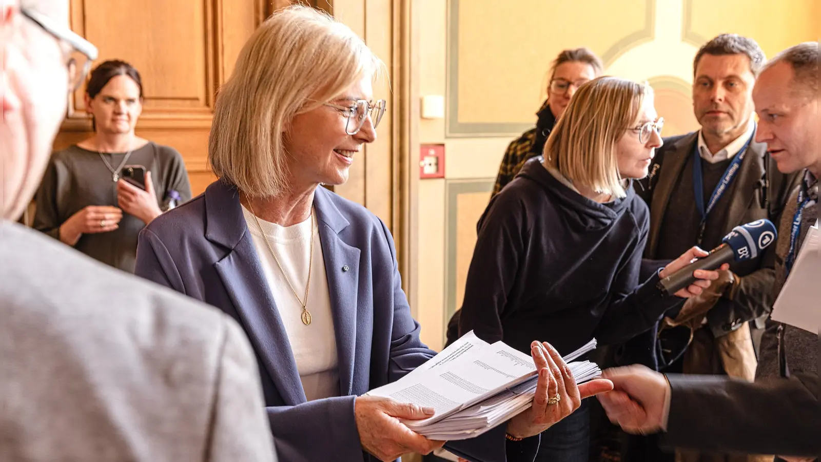 Ulrike Scharf, Ministerin für Familie, Arbeit und Soziales, nahm die Unterschriften entgegen. (Foto: Thomas Kleiner)