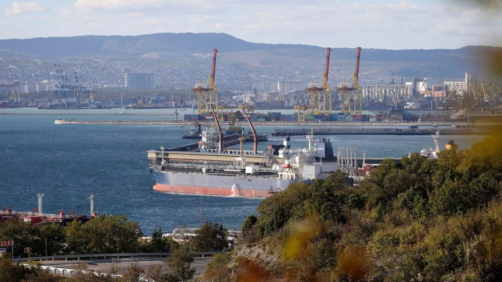 Russland ist einer der großen Exporteure von Benzin und Diesel. (Foto: ---/AP/dpa)