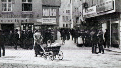 Diese Aufnahme, entstanden in den 1920er-Jahren, zeigt den Blick vom Unteren Markt in die Uzstraße. Links das Geschäft von Gustav Oppel. (Repro: Alexander Biernoth)