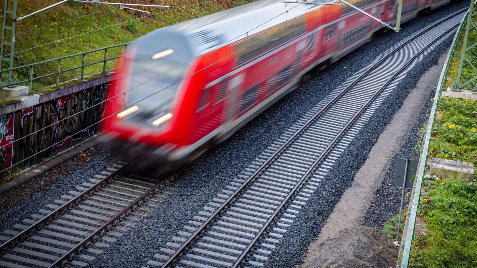 Nach gut neunmonatiger Generalsanierung fuhr der erste Personenzug wieder von Schwerin nach Hamburg. (Archivbild) (Foto: Jens Büttner/Deutsche Presse-Agentur GmbH/dpa)