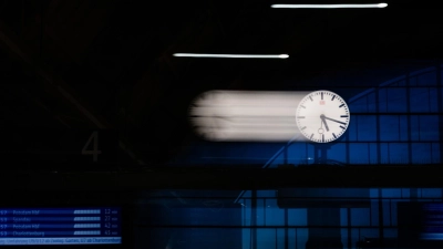 Am Sonntag werden die Uhren auf Winterzeit zurückgestellt. (Symbolbild)  (Foto: Christoph Soeder/dpa)