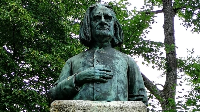 Im Schillingsfürster Kardinalsgarten ist dem Komponisten Franz Liszt ein Denkmal gewidmet.  (Foto: Jürgen Binder)