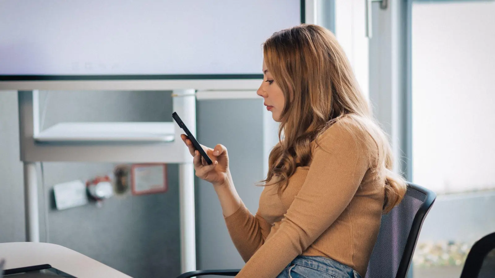 Das Handy ist am Arbeitsplatz ein leidiges Thema - ganz verbieten darf der Arbeitgeber es aber nur mit gutem Grund. (Foto: Zacharie Scheurer/dpa-tmn)