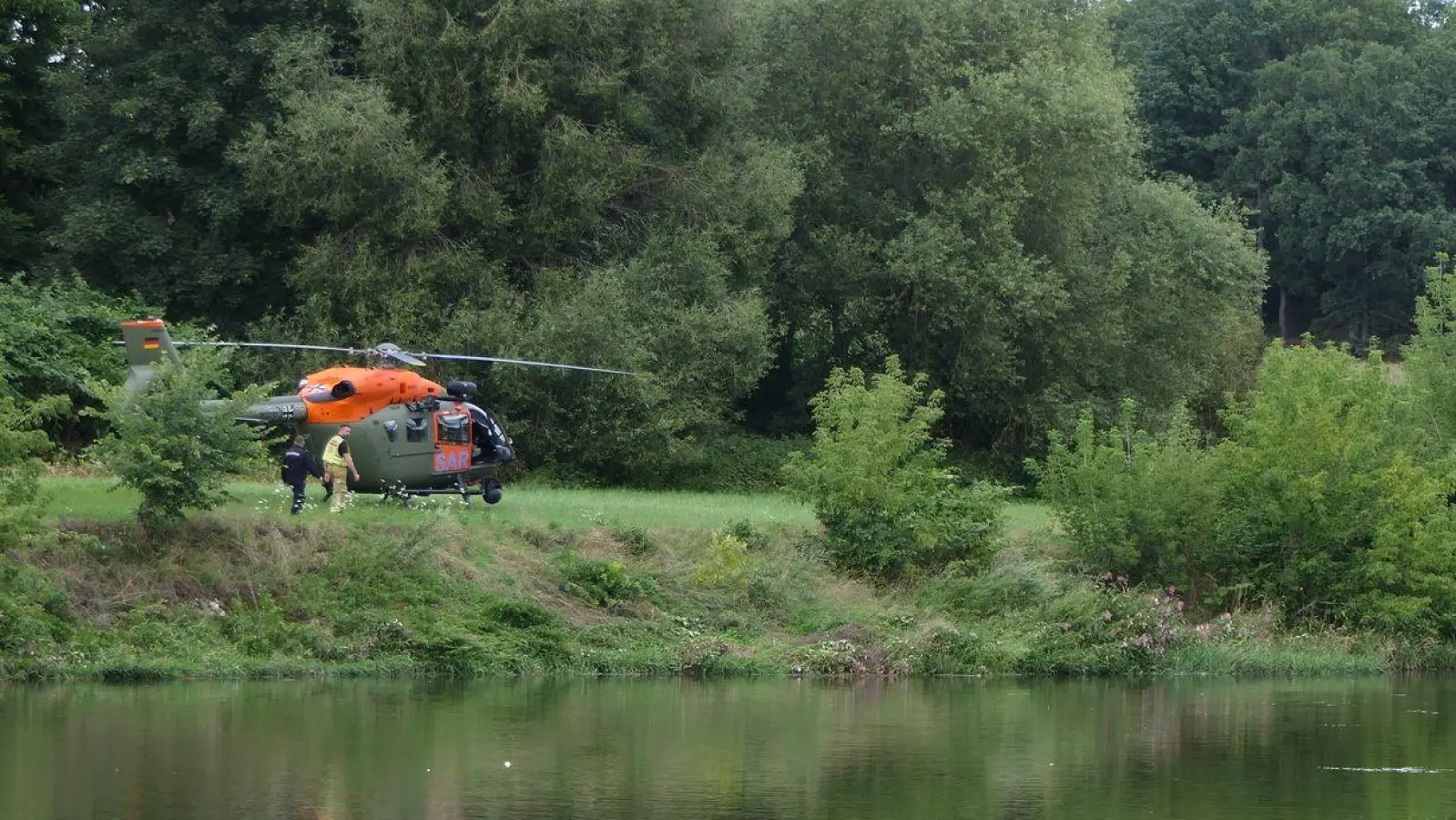 Rettungskräfte sind im Einsatz. (Foto: Sören Müller/Medienportal-Grimma/dpa)