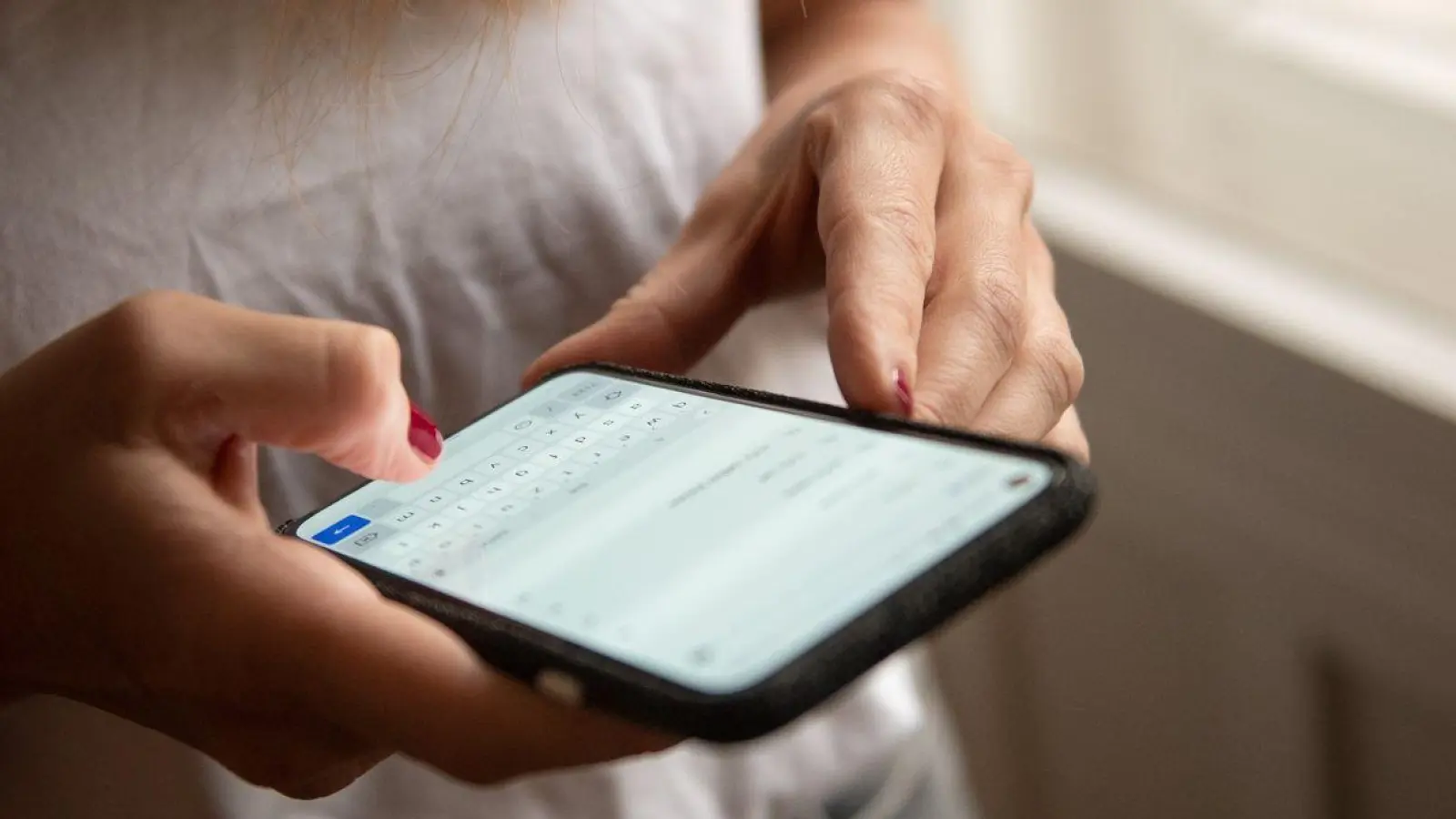 Ganz schön viel los im Hintergrund: Zahlreiche Apps fordern Berechtigungen an und greifen dabei auf sensible Funktionen wie Standort, Kamera oder Mikrofon zu. (Foto: Zacharie Scheurer/dpa-tmn/dpa)