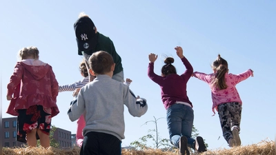 Die Stiftung Warentest hat die größten Kinderhilfsorganisationen Deutschlands geprüft und alle zwölf für vertrauenswürdig erklärt. (Foto: Jörg Carstensen/dpa/dpa-tmn)