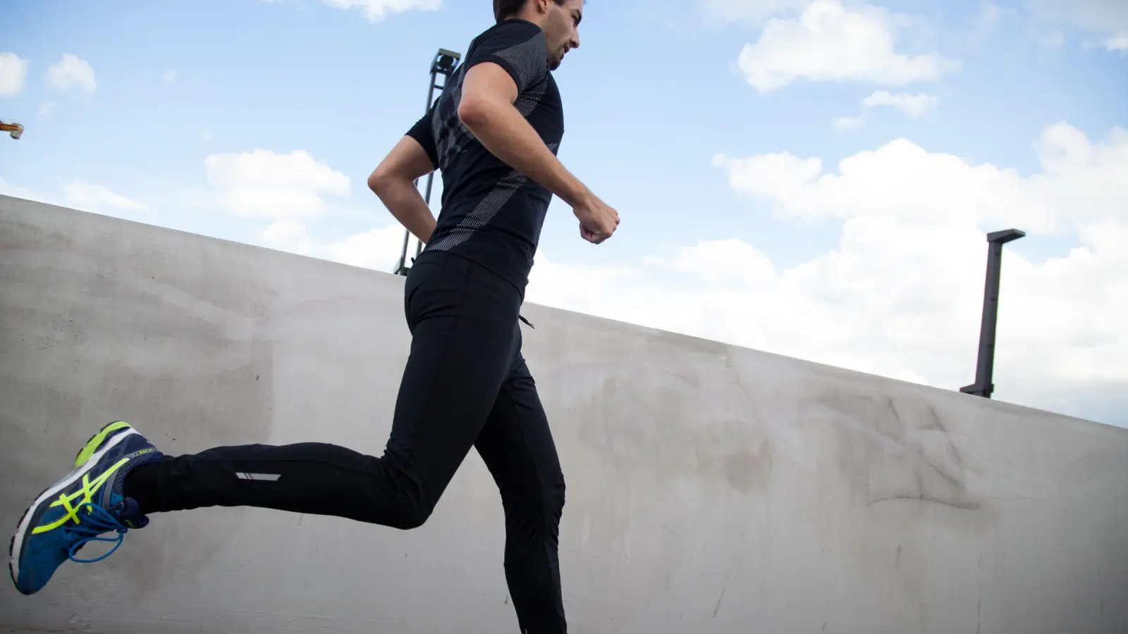 Flexibilität statt Perfektion: Auch kurze Trainingseinheiten oder alternative Bewegungsformen können helfen, die Fitness-Routine aufrechtzuerhalten. (Foto: Christin Klose/dpa-tmn)