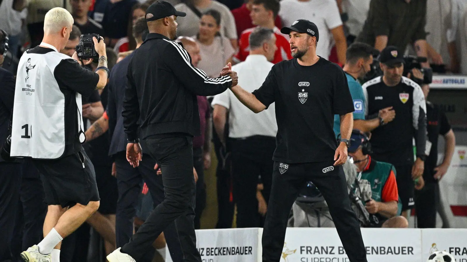 Shake Hands der Trainer Vincent Kompany (l) und Sebastian Hoeneß nach dem Supercup-Duell zu Saisonbeginn. (Archivbild) (Foto: Tom Weller/dpa)