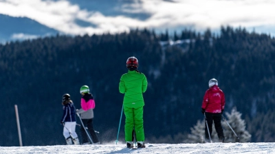 Die Preise für Skipässe sind in dieser Saison im Schnitt um rund fünf Prozent gestiegen: Am teuersten ist das Tagesticket für Erwachsene mit 106 Euro im Schweizer Zermatt, während am Feldberg im Schwarzwald bereits 42 Euro ausreichen. (Foto: Patrick Seeger/dpa/dpa-tmn)