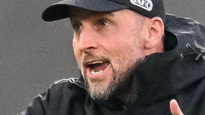 Auch VfB-Coach Sebastian Hoeneß reagierte nach dem Schlusspfiff kurzzeitig emotional.  (Foto: Harry Langer/dpa)