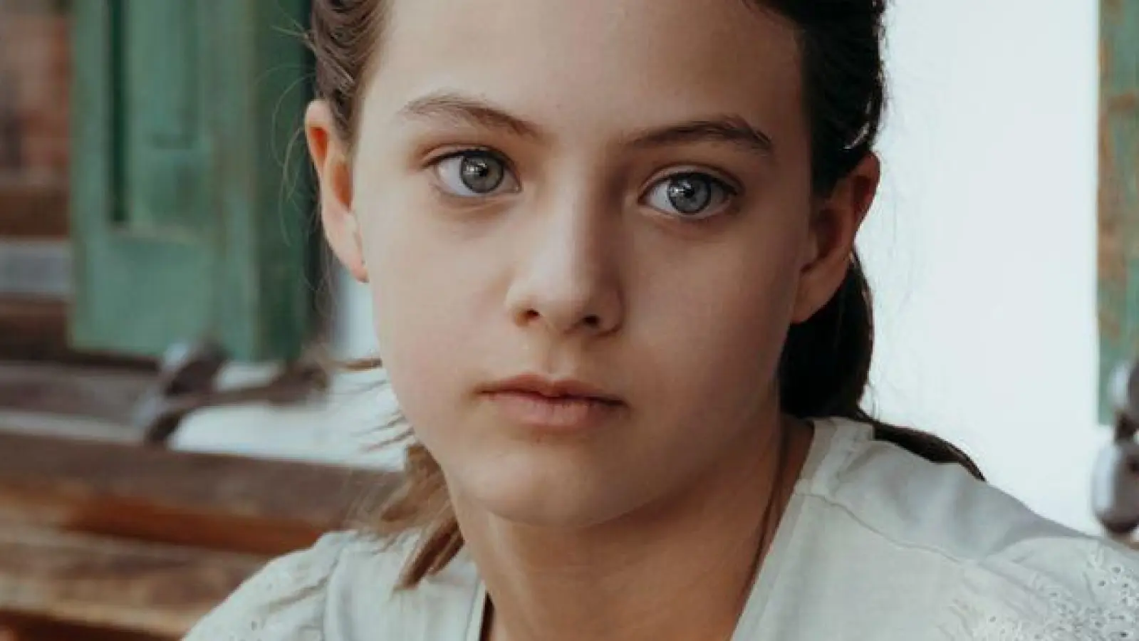 Sophia Gruber (Ylvi Unertl) macht sich Sorgen um den Gesundheitszustand ihrer neuen Freundin Mia. „Der Bergdoktor“ geht in die 19. Staffel. (Foto: Sabine Finger Fotografie/zdf/dpa)