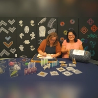 Einen Vorgeschmack auf ihre Ausstellung gaben Yvonne Dehner-Roscher (links) und Irena Ring. Extra für das Redaktionsgespräch hatten sie ihre Kunstwerke in Szene gesetzt. (Foto: Anita Dlugoß)