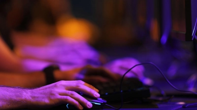 Messebesucher testen auf der Gamescom ein Computerspiel. (Foto: Oliver Berg/dpa)