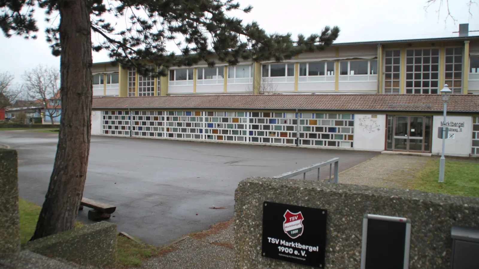 Die ehemalige Grundschule wird von Vereinen genutzt und soll nun auch dank der „Sonderrücklage Erbschaft Sinnes“ modernisiert werden. (Foto: Hans-Bernd Glanz)