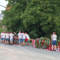 Den traditionellen Auftakt der Kirchweih in Rügland bildet das Aufstellen des Kirchweihbaums mit Losverkauf durch die Kerwabuum und -madli am Freitag, 21. August, ab 18 Uhr. (Foto: Gemeinde Rügland)