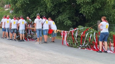 Den traditionellen Auftakt der Kirchweih in Rügland bildet das Aufstellen des Kirchweihbaums mit Losverkauf durch die Kerwabuum und -madli am Freitag, 21. August, ab 18 Uhr. (Foto: Gemeinde Rügland)