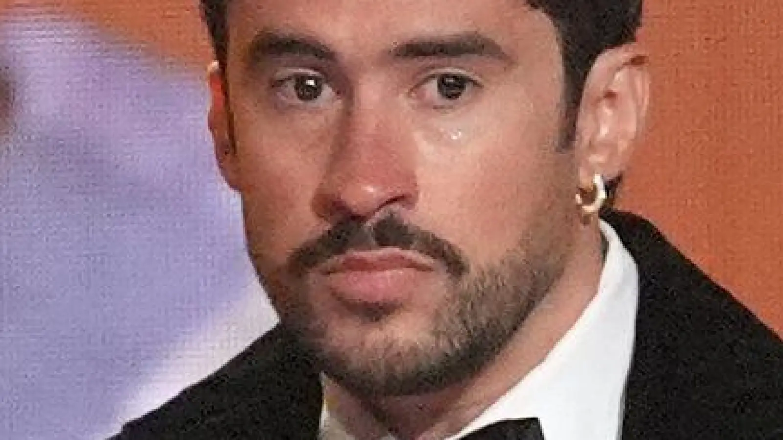 Bad Bunny nimmt den Preis für das Album des Jahres entgegen. (Foto: Chris Pizzello/Invision/AP/dpa)