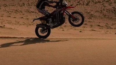 Der US-Fahrer Ricky Brabec tritt auf der sechsten Etappe der Rallye Dakar zwischen Hail und Riad an. (Foto: Thibault Camus/AP/dpa)