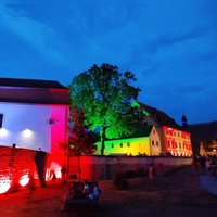 Farbenfroh und mit einem großen Programm lädt das Herrieder Altstadtfest zum Besuch ein. (Foto: Christian Treffer)