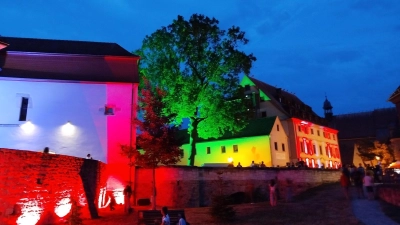 Farbenfroh und mit einem großen Programm lädt das Herrieder Altstadtfest zum Besuch ein. (Foto: Christian Treffer)