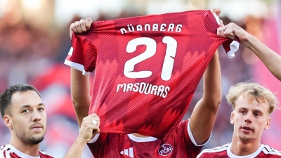Beim Spiel gegen Hannover jubelten die Nürnberger Profis nach dem ersten Tor mit dem Trikot von Ioannis Masouras. (Archivbild)  (Foto: Daniel Karmann/dpa)