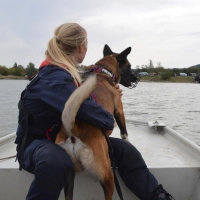 Volle Fahrt voraus, die Nase im Wind: Hundeführerin Pia Schmalzbauer und ihr Diensthund Rix beim gemeinsamen Debüt auf dem Wasser. (Foto: Florian Jennemann)