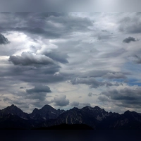 Zu Wochenbeginn war der Himmel über den Allgäuer Alpen noch wolkenverhangen. Am heutigen Mittwoch könnte es ähnlich aussehen.   (Foto: Karl-Josef Hildenbrand/dpa)