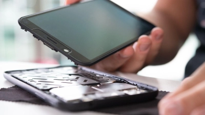 Sie wollen im Zweifel das Smartphone-Display selbst austauschen können? Dann sollten Sie auf die Zerlegungstiefe achten. (Foto: Franziska Gabbert/dpa-tmn)