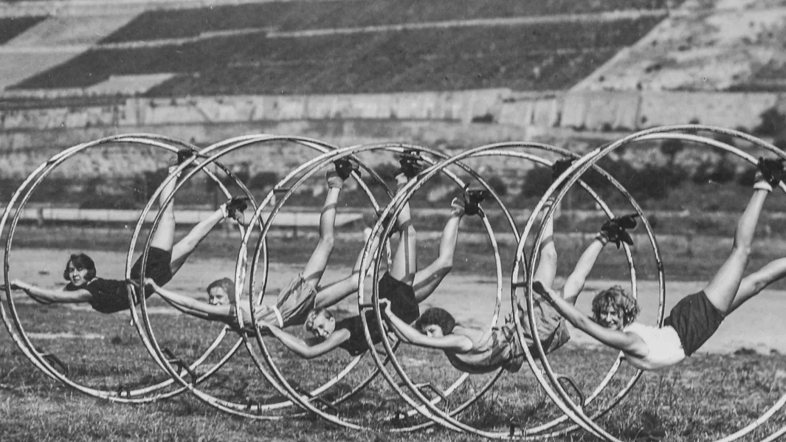 Aus fitten Rhönradturnerinnen und -turnern formte Rhönrad-Erfinder Otto Feick eine „Mustergruppe”, mit der er in Deutschland und auch international auf Werbetour ging. (Foto: ---/Anita Zirkelbach,Gemeinde Schönau/dpa)